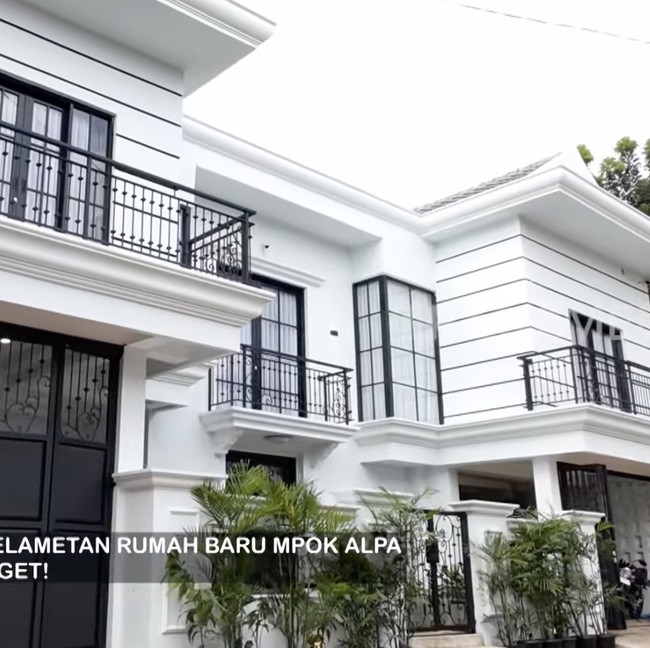10 Foto Rumah Baru Mpok Alpa, Mewah Bergaya American-Classic