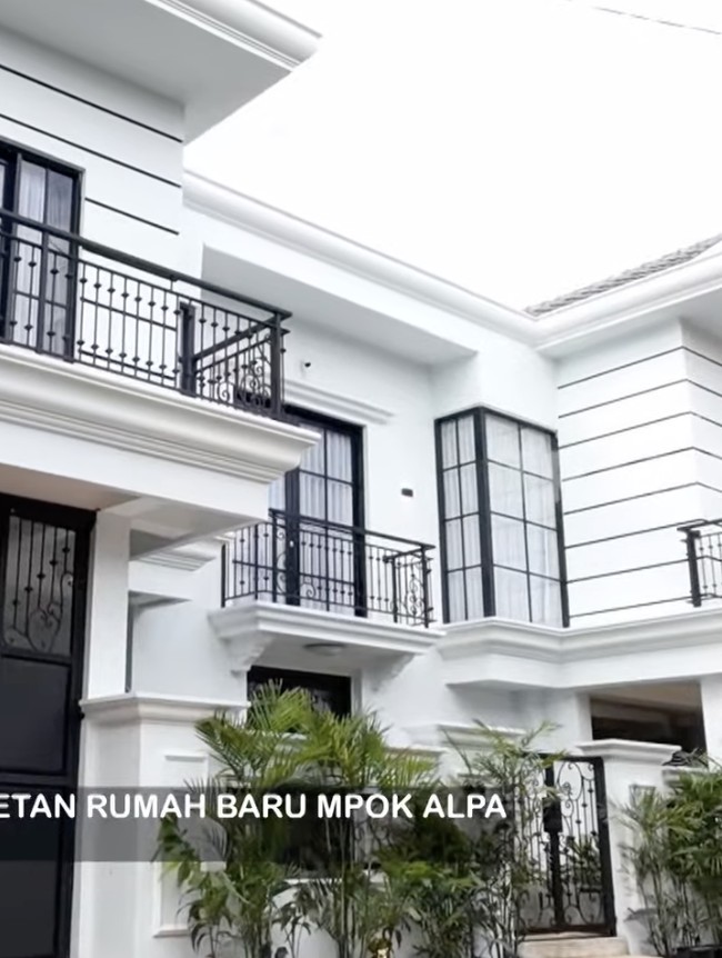 10 Foto Rumah Baru Mpok Alpa, Mewah Bergaya American-Classic 10 Foto Rumah Baru Mpok Alpa, Mewah Bergaya American-Classic