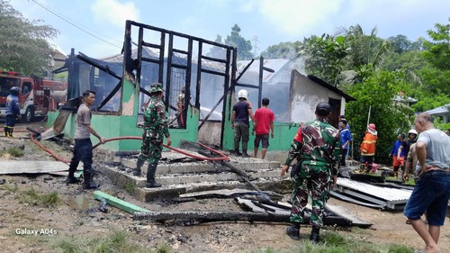 Rumah di Kampung Marombok, Desa Golo Bilas, Kecamatan Komodo, Manggarai Barat, Nusa Tenggara Timur (NTT), ludes terbakar, Sabtu (1/2/2025). (Foto: Dok. Polsek Komodo)