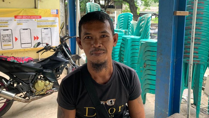 Saiful Bahri (43) yang viral tunggangi babi saat banjir di RPH di Jakarta Barat.