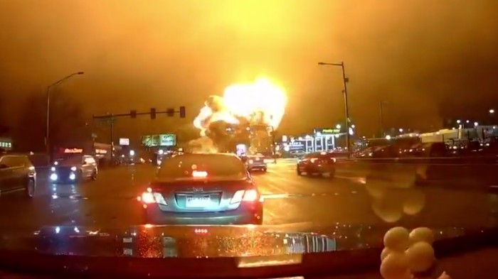 Sebuah pesawat kecil jatuh di Kota Philadelphia, Pennsylvania. Rekaman CCTV dan kamera dashboard menangkap detik-detik jatuhnya pesawat.