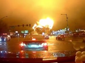 Detik-detik Pesawat Jatuh Terekam CCTV di Philadelphia