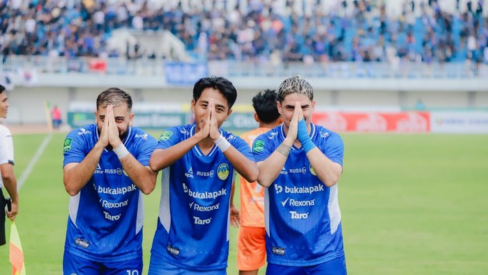 Selebrasi pemain PSIM Jogja usai mencetak gol ke gawang Persiraja Aceh di Stadion Mandala Krida, Kota Jogja, Jumat (31/1/2025).
