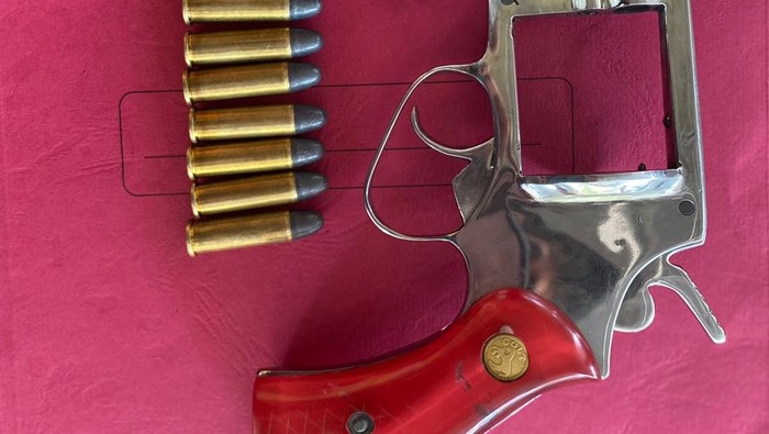 Senjata api dan amunisi yang diamankan polisi dari 2 orang pria.