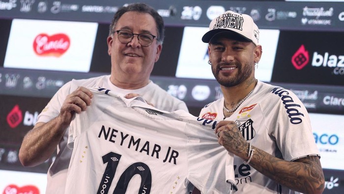 Soccer Football - Neymar unveiled as new signing for Santos - Vila Belmiro Stadium, Santos, Brazil - January 31, 2025
Neymar gestures during his presentation as Santos new signing REUTERS/Carla Carniel