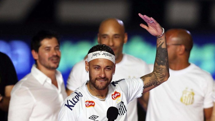 Soccer Football - Neymar unveiled as new signing for Santos - Vila Belmiro Stadium, Santos, Brazil - January 31, 2025
Neymar gestures during his presentation as Santos new signing REUTERS/Carla Carniel