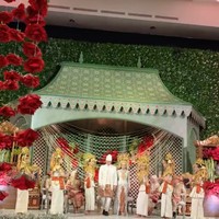 Tamara dan Rasyid tampil kompak mengenakan busana pengantin adat Palembang berwarna putih. Atasan berwarna putih dipadukan dengan kain songket Palembang berwarna merah keemasan. Penampilan Rasyid juga dilengkapi dengan penutup kepala khas pengantin pria adat Palembang. Sementara Tamara mengenakan headpiece khas wanita Palembang. Foto: Instagram/@ruby_26