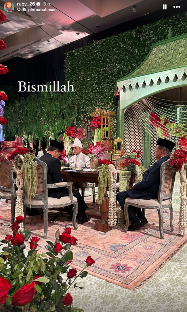 Proses ijab kabul berlangsung khidmat dengan Jusuf Kalla yang hadir sebagai saksi. Dalam foto juga terlihat ekspresi wajah Rasyid yang tampak tegang saat proses ijab kabul. Foto: Instagram/@ruby_26
