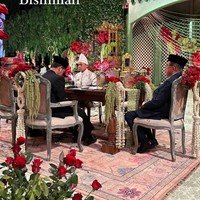 Proses ijab kabul berlangsung khidmat dengan Jusuf Kalla yang hadir sebagai saksi. Dalam foto juga terlihat ekspresi wajah Rasyid yang tampak tegang saat proses ijab kabul. Foto: Instagram/@ruby_26