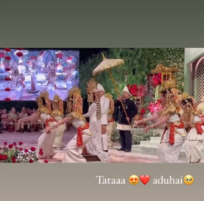 Kental dengan nuansa adat, pernikahan Tamara dan Rasyid juga diiringi dengan beragam prosesi adat Palembang. Salah satunya tarian pagar pengantin yang bermakna sebagai perpisahan dan meminta izin untuk membina keluarga baru. Foto: Instagram/@ruby_26