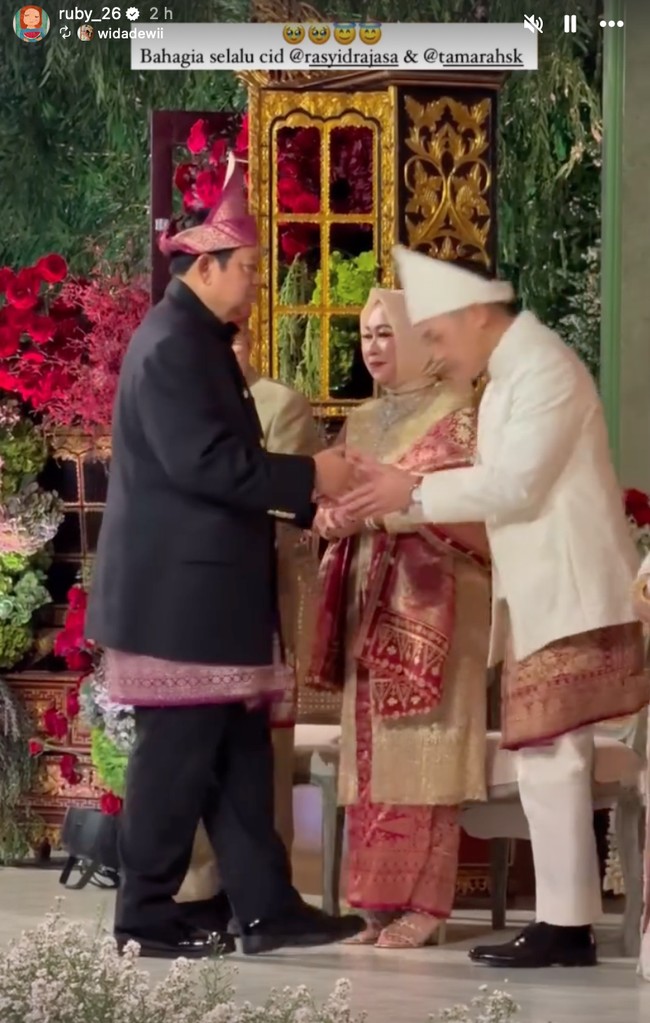 Presiden RI ke-6, Susilo Bambang Yudhoyono (SBY) juga tampak hadir di acara pernikahan Tamara dan Rasyid. SBY yang tampil dengan pakaian adat lengkap dengan songket Palembang tampak bersalaman dengan pengantin dan keluarga. Foto: Instagram/@ruby_26