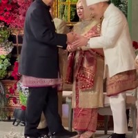 Presiden RI ke-6, Susilo Bambang Yudhoyono (SBY) juga tampak hadir di acara pernikahan Tamara dan Rasyid. SBY yang tampil dengan pakaian adat lengkap dengan songket Palembang tampak bersalaman dengan pengantin dan keluarga. Foto: Instagram/@ruby_26