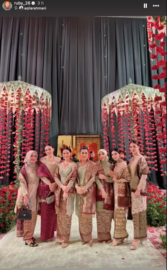 Pihak keluarga yang hadir terlihat kompak mengenakan kain songket bernuansa merah coklat keemasan.  Foto: Instagram/@ruby_26