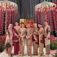 Pihak keluarga yang hadir terlihat kompak mengenakan kain songket bernuansa merah coklat keemasan.  Foto: Instagram/@ruby_26
