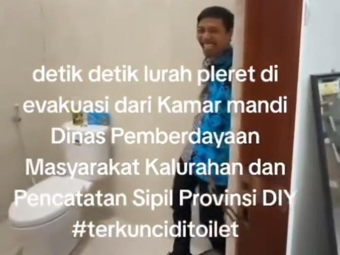 Tangkapan layar proses evakuasi Pak Lurah Pleret, Bantul, yang terkunci di kamar mandi kantor Dinas Pemberdayaan Masyarakat Kalurahan DIY, Kamis (30/1/2025).