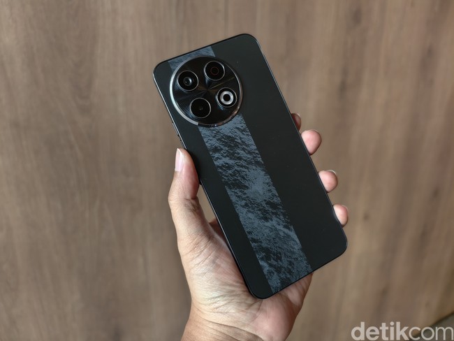 Review Tecno Spark 30 Pro: Desain Futuristik dan Spesifikasi Menarik