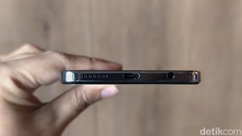 Kapasitas baterainya 5.000 mAh dengan pengisian cepat 33W yang mendukung siklus pengisian hingga lebih dari 1.000 kali atau sekitar empat tahun pengguna. Semua fitur dan hardware tersebut dikemas dalam ponsel dengan ketebalan 7,4mm dan desain tahan banting. Foto: Adi Fida Rahman/detikINET