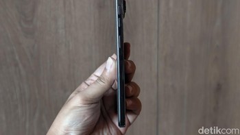 Tecno Spark 30 Pro juga mendukung konektivitas 4,5G atau yang disebut LTE Advanced, Wi-Fi, Bluetooth 5.3, NFC, IR Remote Control, USB Type-C, dan headphone jack 3,5mm. Ponsel ini juga dilengkapi dengan sensor sidik jari di layar, dual speaker, dan Dolby Hi-Res Audio. Foto: Adi Fida Rahman/detikINET