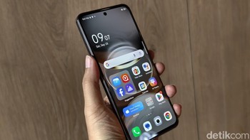 Tecno Spark 30 Pro mengusung layar AMOLED berukuran 6,78 inch dengan resolusi 1080 x 2436 (FHD+). Layar ini mendukung refresh rate 120Hz dengan tingkat kecerahan hingga 1.700 nits dan dukungan sertifikasi low blue light untuk menjaga kenyamanan mata. Foto: Adi Fida Rahman/detikINET