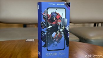 Ponsel ini merupakan hasil kolaborasi Tecno dengan Transformers yang menghadirkan warna khas Optimus Prime dan teman-temannya. Hasil kolaborasi Tecno dengan Transformers tidak hanya terlihat di eksterior Spark 30 Pro saja. Ponsel ini juga dilengkapi wallpaper dan ikon bertema Transformers. Foto: Adi Fida Rahman/detikINET