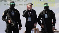 Keith Siegel melambaikan tangan saat prosesi penyerahan ke Palang Merah Internasional di Khan Younis, Gaza, Sabtu (1/2).