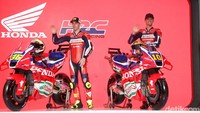 Dengan demikian, tim pabrikan Honda akan menyandang nama Honda HRC Castrol musim depan. Selain itu, ada aksen hijau di livery motor dan seragam tim.
