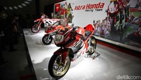 Livery baru Honda tak lagi menonjolkan warna jingga, melainkan merah terang dengan sentuhan biru dan putih. Selain itu, kemitraan dengan Castrol membuat tim menyematkan sedikit warna hijau di sisi kendaraan.