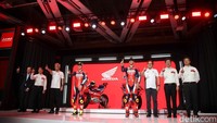 Sedangkan tulisan Honda dibuat dominan di atas tulisan Castrol dan jargon Satu Hati direkatkan di sekitar ekor kendaraan. Tampilannya benar-benar berubah dibandingkan musim lalu.