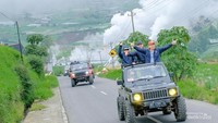 Jalan menuju pemandian air hangat Banyu Alam dengan kepulan asap putih pekat geothermal.