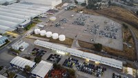 Tampak mobil-mobil yang telah diproduksi siap dipasarkan.