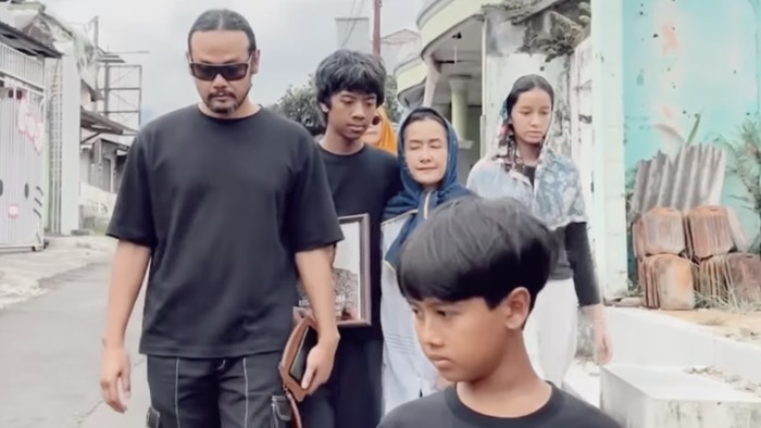 Widi Mulia bersama keluarga mengantarkan mendiang ayah ke peristirahatan terakhir.