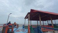 Selain menyuguhkan keindahan alam hutan mangrove, objek wisata ini juga menyediakan gazebo yang langsung menghadap ke laut, memberikan pengalaman yang lebih menyenangkan.