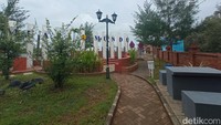 Pengalaman berwisata di tempat ini akan terasa lebih menyenangkan saat sore hari. Sebab, biasanya akan ada banyak burung yang terbang bebas di kawasan tersebut.