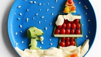 Sarah menamai karya ini Snoopy Cucumber. Berupa gambar Snoopy yang dibuat dari irisan mentimun. Ditambah tomat cherry sebagai warna merah segar. Foto: Sarah Rosado/Bored Panda