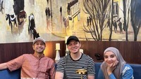 Ini adalah momen Zaskia dan Irwansyah saat makan bersama Raffi Ahmad. Mereka mampir ke restoran Mama Amy yang berlokasi di Bintaro. Foto: Instagram @zaskiasungkar15