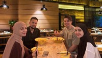 Yang menggemaskan adalah momen saat double date bersama Shireen Sungkar dan Teuku Wisnu. Ini momennya saat makan malam bersama di restoran. Foto: Instagram @zaskiasungkar15
