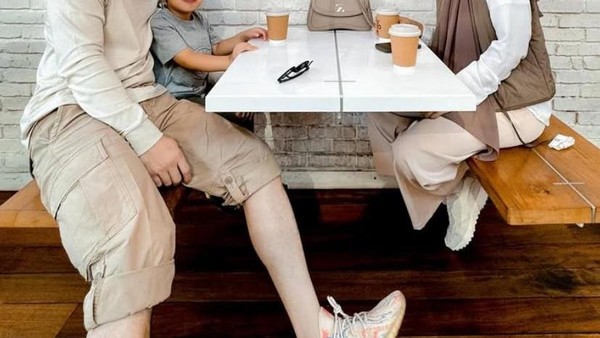 Serunya Zaskia Sungkar saat Kulineran Bareng Keluarga dan Geng Cendol