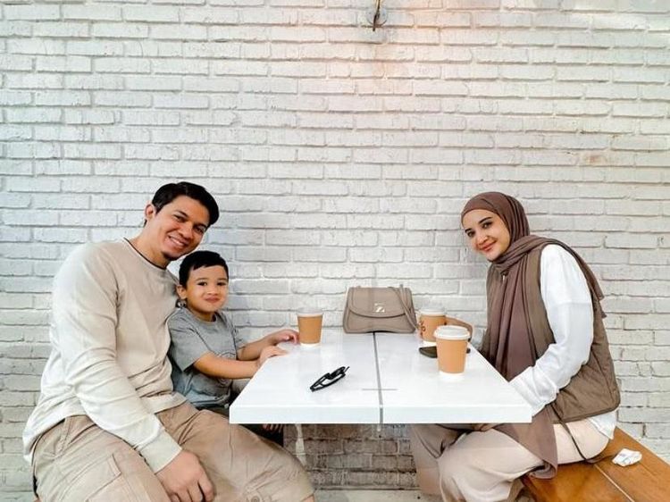 Serunya Zaskia Sungkar saat Kulineran Bareng Keluarga dan Geng Cendol