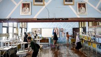 Sejumlah guru membersihkan ruang kelas pascabanjir di SDN 024 Samarinda Utara, Samarinda, Kalimantan Timur, Minggu (2/2/2025).