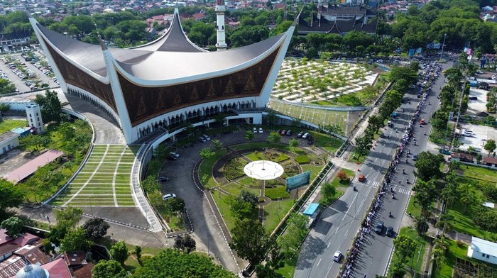 Aksi Long March untuk Bela Palestina di Padang Foto udara massa tergabung dalam Forum Masyarakat Solidaritas Palestina mengikuti long march di Jalan Khatib Sulaiman Padang, Sumatera Barat, Minggu (2/2/2025). Ratusan massa menyerukan dukungan kepada masyarakat Palestina dan mengecam tindakan para zionis Israel. ANTARA FOTO/Iggoy el Fitra/rwa.