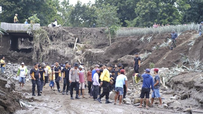Aparat dan warga gotong royong membangun bronjong antisipasi banjir di Kediri