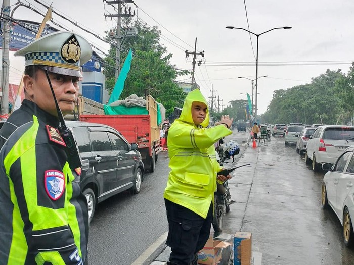 Arus lalin di kawasan Kedinding Surabaya
