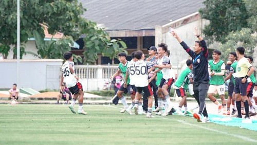 Pemain Bali United U-16 saat tandang ke markas Persis Solo U-16 di EPA Liga 1 2024/2025 pada Kamis (30/1/2025).