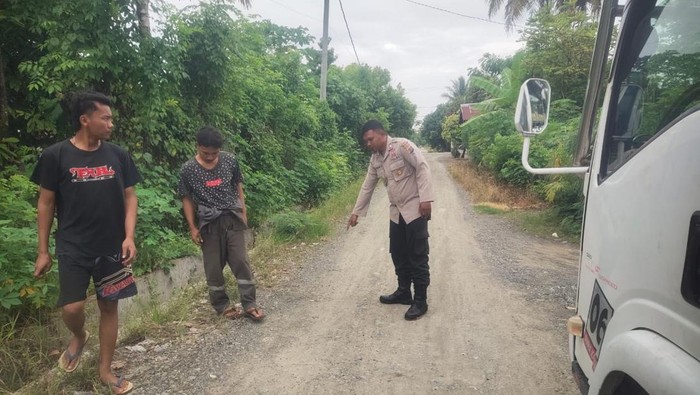 Remaja bernama Rustam Tandu (17) di Kabupaten Banggai, Sulawesi Tengah (Sulteng) tewas terlindas saat mendorong truk mogok bersama temannya.