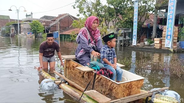 Banjir di Dukuh Lengkong dan Ngepreh, Desa Sayung, Kecamatan Sayung Demak, Minggu (2/2/2025)
