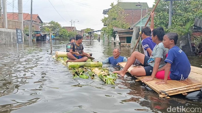 Banjir di Dukuh Lengkong dan Ngepreh, Desa Sayung, Kecamatan Sayung Demak, Minggu (2/2/2025)