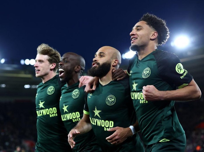 SOUTHAMPTON, ENGLAND - JANUARY 04: Bryan Mbeumo of Brentford celebrates scoring his side's second goal with team-mates Mads Roerslev, Yoane Wissa and Kevin Schade during the Premier League match between Southampton FC and Brentford FC at St Mary's Stadium on January 04, 2025 in Southampton, England. (Photo by Dan Istitene/Getty Images)