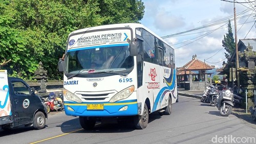 Bus Damri yang beroperasi dari Desa Catur, Kintamani, menuju Kota Bangli, beberapa waktu lalu. (Foto: Agus Eka/detikBali)