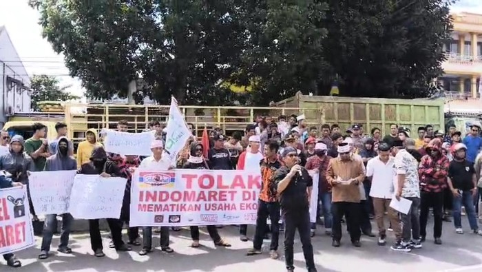 Demo menolak kehadiran Indomaret di Barru.