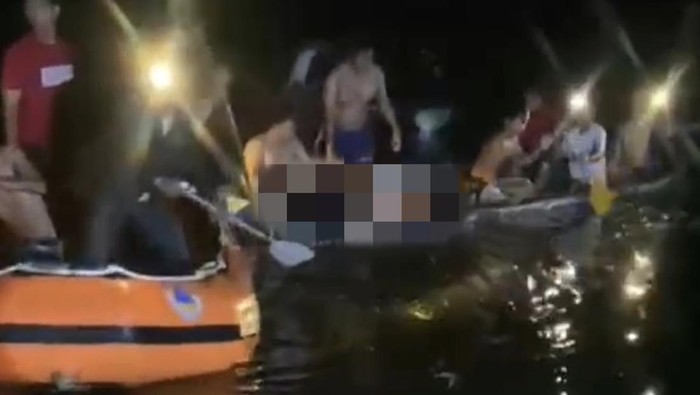 Evakuasi dua anak tenggelam setelah perahu terbalik di Waduk Gedangkulut Gresik.
